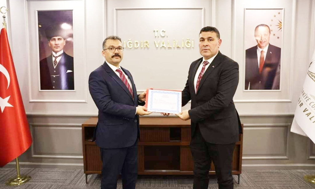 Erol Bayat'ın Başarı Belgesi ile Onurlandırılması: Iğdır Valisi Ercan Turan Bey'e Teşekkürler
