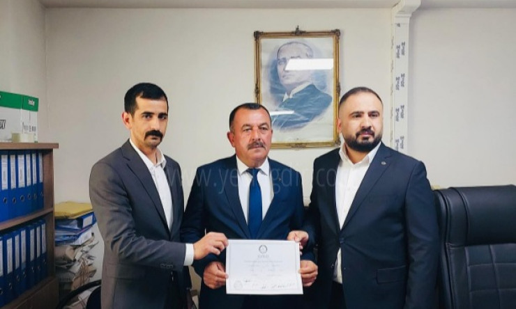 Melekli Belde Belediye Başkanı Seçilen Mücahit Tanık, Mazbatasını Alarak Kalabalık Bir Törenle Karşılandı