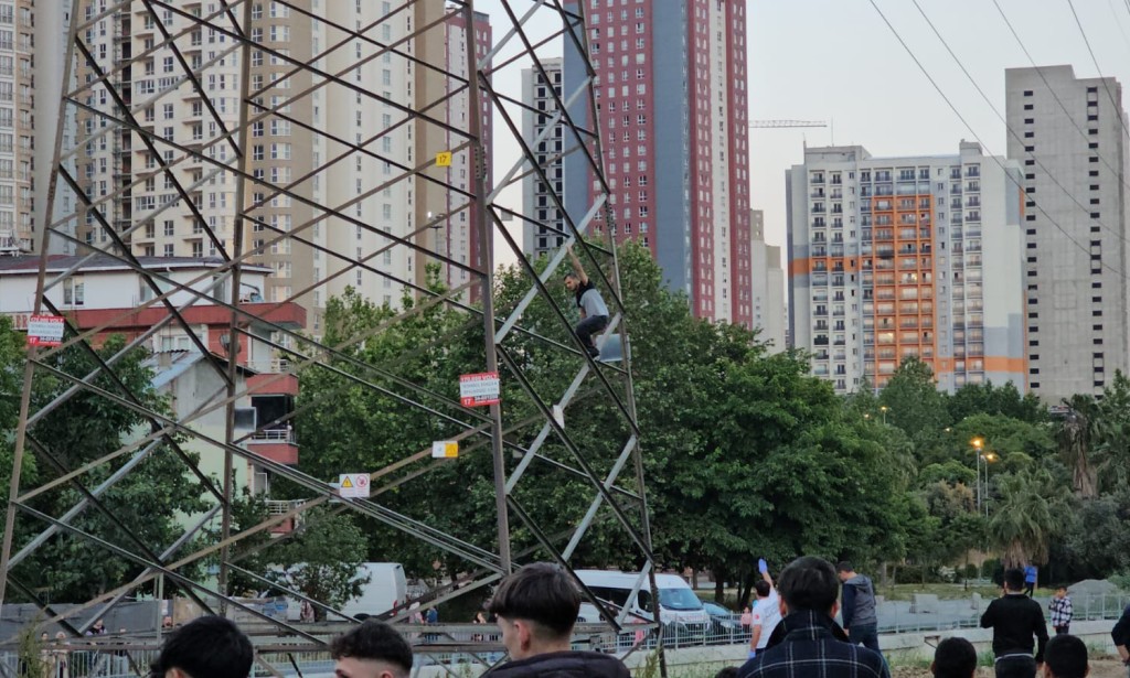 Esenyurt'ta Vatandaş Elektrik Direğine Çıkarak İntihar Girişiminde Bulundu