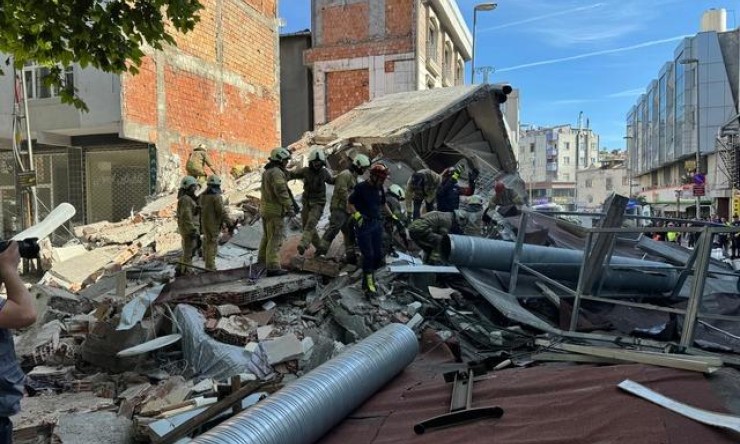 İstanbul Küçükçekmece'de Üç Katlı Bina Çöktü: Enkaz Altında Kalanlar Var
