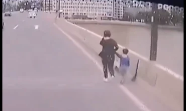 Çin'de Maddi İmkansızlıklar Yüzünden İntihar Etmek İsteyen Anne, Otobüs Şoförü Tarafından Kurtarıldı