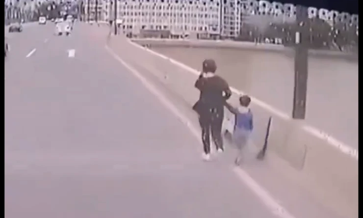 Çin'de Maddi İmkansızlıklar Yüzünden İntihar Etmek İsteyen Anne, Otobüs Şoförü Tarafından Kurtarıldı