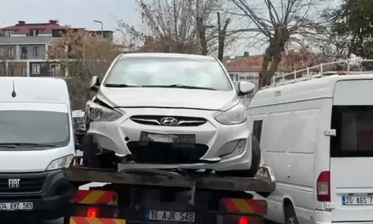 İstanbul'da Ehliyetsiz Sürücünün Karıştığı Kazada 8 Araç Hasar Gördü