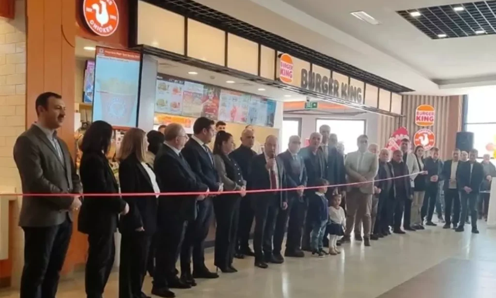 Afyonkarahisar'da Burger King Açılışı Tartışma Yarattı: AK Partili Yöneticilerin Katılımı Tepki Çekti