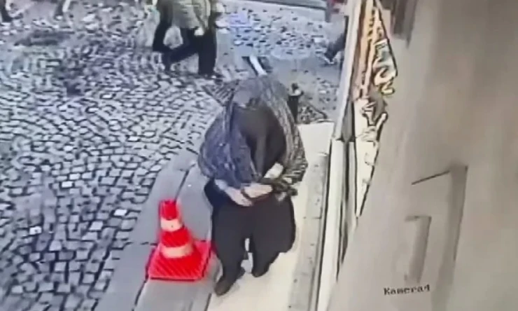 İstanbul Fatih'te Döviz Hırsızlığı: Kadın Kılığındaki Şüphelilerden Birinin Sabıka Geçmişi Şoke Etti