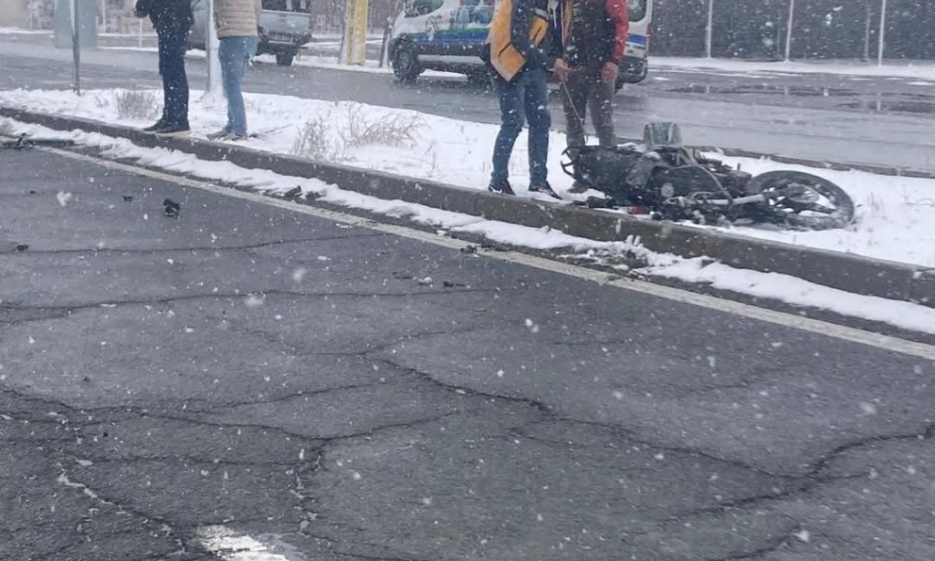 Iğdır'da Kar Yağışı Kazalara Yol Açtı: Otomobil ile Motosiklet Çarpıştı, Sürücü Yaralandı
