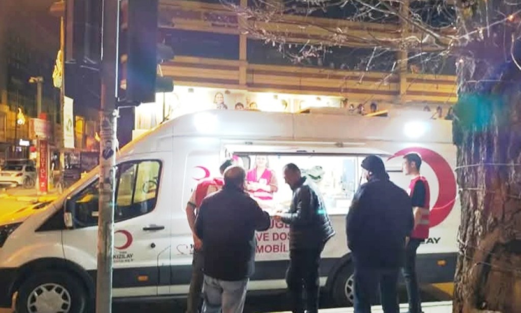 Iğdır Genç Kızılay’dan Anlamlı Etkinlik: Merkez Cami’de Vatandaşlara Çay İkramı