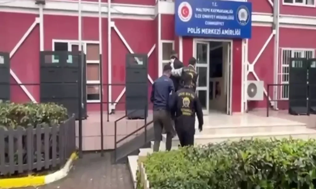 CHP Maltepe Mitinginde Güvenlik Alarmı: Sahte Polis Rozetli ve Airsoft Silahlı İki Şüpheli Gözaltına Alındı