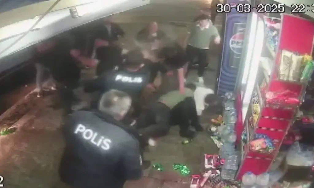 Sakarya'da Tekel Bayiinde Şiddetli Kavga: Emekli Polis Memuru Ağır Yaralandı, Çoğu 18 Yaş Altı 15 Kişi Gözaltında