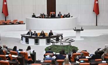 TBMM'de Emekli Maaşı Görüşmelerinde Tansiyon Yükseldi: Bekir Bozdağ'dan Gülen Vekile "Dışarı Çık" Tepkisi