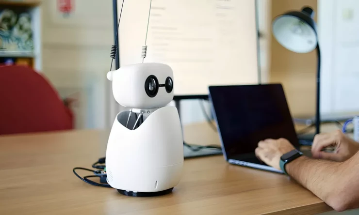 Hugging Face Robot Devrimini Başlatıyor: Sadece $299'a Açık Kaynaklı Masaüstü Robotu Reachy Mini