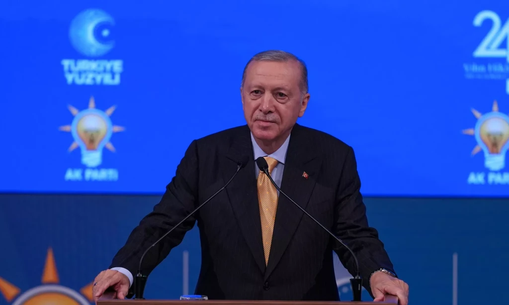 AK Parti'nin 24. Kuruluş Yıl Dönümüne Sürpriz Katılım: Aydın Büyükşehir Belediye Başkanı Özlem Çerçioğlu AK Parti'ye Geçti