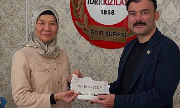 Kızılay Iğdır Şubesi’ne Anlamlı Ziyaret: Prof. Dr. Nur Çetin’den Destek ve Moral