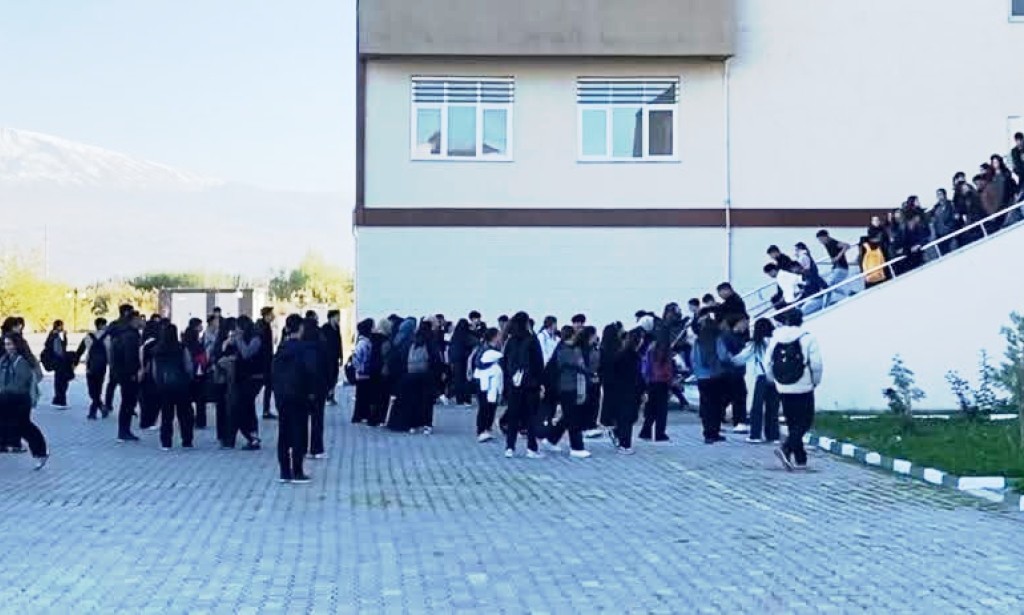 Iğdır’da Okulda Korkunç Saldırı: Eli Sopalı Şahıslar Anadolu Lisesi’ni Bastı, Öğrenciler Panik Yaşadı