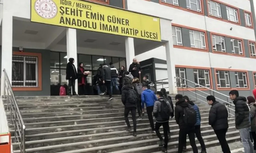 Iğdır’da Lise Önünde Bıçaklı Kavga: Öğrenci Yaralandı, Polis Olayın Peşinde